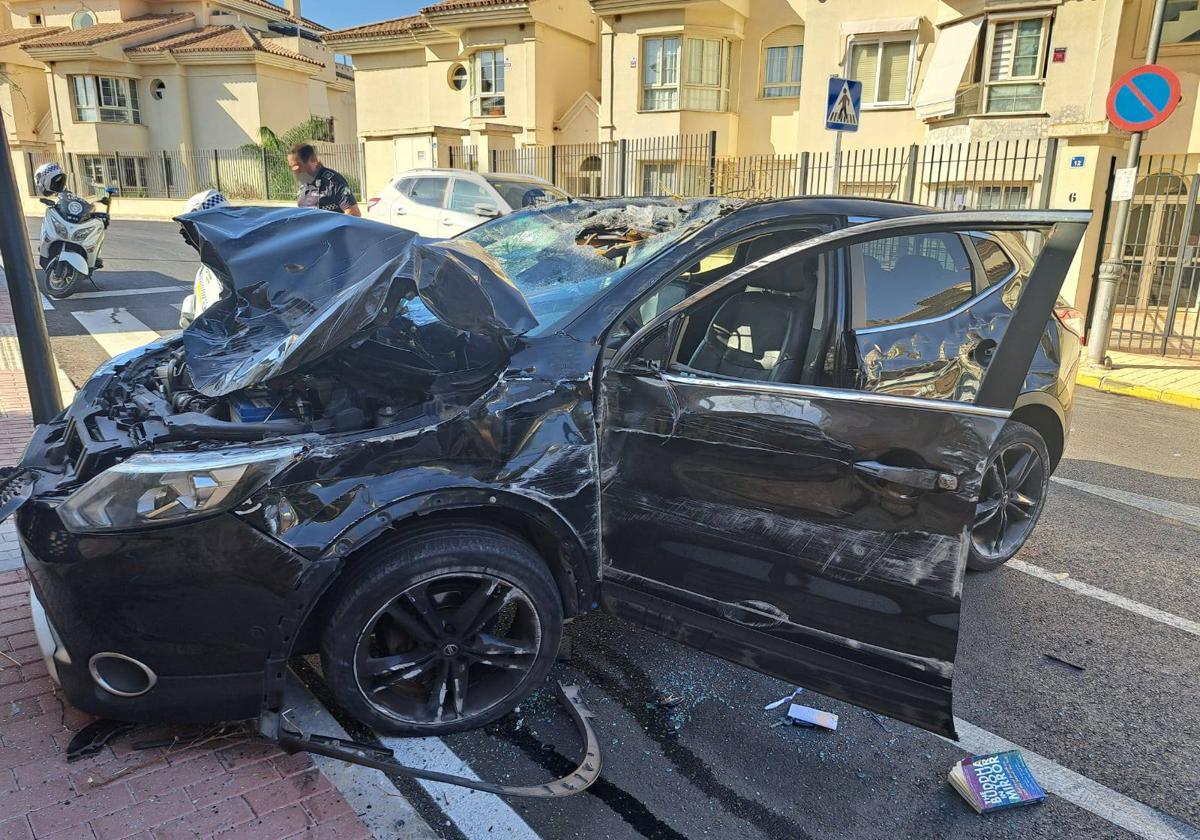 Das Auto des Festgenommenen, nachdem es gegen eine Mauer geprallt war.