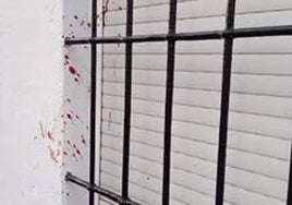 Blutspuren an der Wand eines Hauses in der Straße, in der sich die Ereignisse ereigneten.