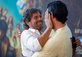 Sancho mit seinem Kollegen Miguel Ángel Muñoz beim Fototermin zu 'Los futbolísimos 2'.