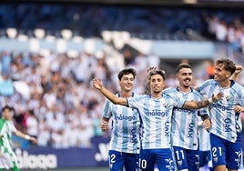 Larrubia, der Protagonist des Spiels, feiert das 1:0 im Kreise seiner Mannschaftskameraden.