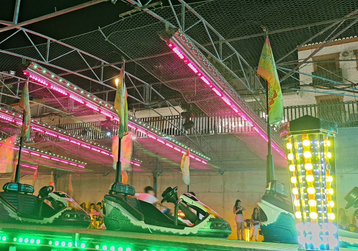Die Autoscooter auf der Feria in Valle de Abdalajís.