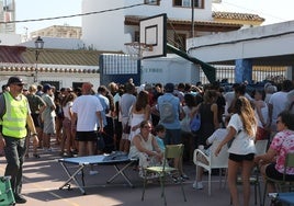 Evakuierte warten auf die Rückkehr in ihre Häuser und Hotels