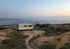 Wildcampen an der Küste ist zwar romantische, aber oft verboten.