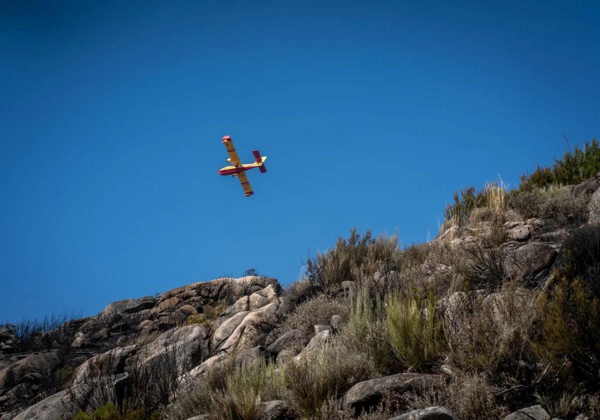 Ein französisches Canadair-Flugzeug ist an der Löschung des Brandes in Cádavos (Orense) beteiligt.