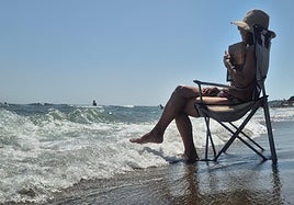 Ein Badegast sucht diese Woche an einem Strand in Málaga Zuflucht vor der Hitze.