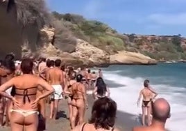 Badende beobachteten die Rettungsschwimmer am Strand von Burriana in Nerja.