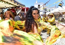 Bauchtänzerin beim Dreikulturenfest in den Gassen von Frigiliana.