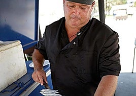 Catalín bereitet einen Sardinen-Espeto vor.