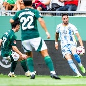 Dorrio bedrängt Víctor García während des Spiels zwischen Ferrol und Málaga in der letzten Saison.