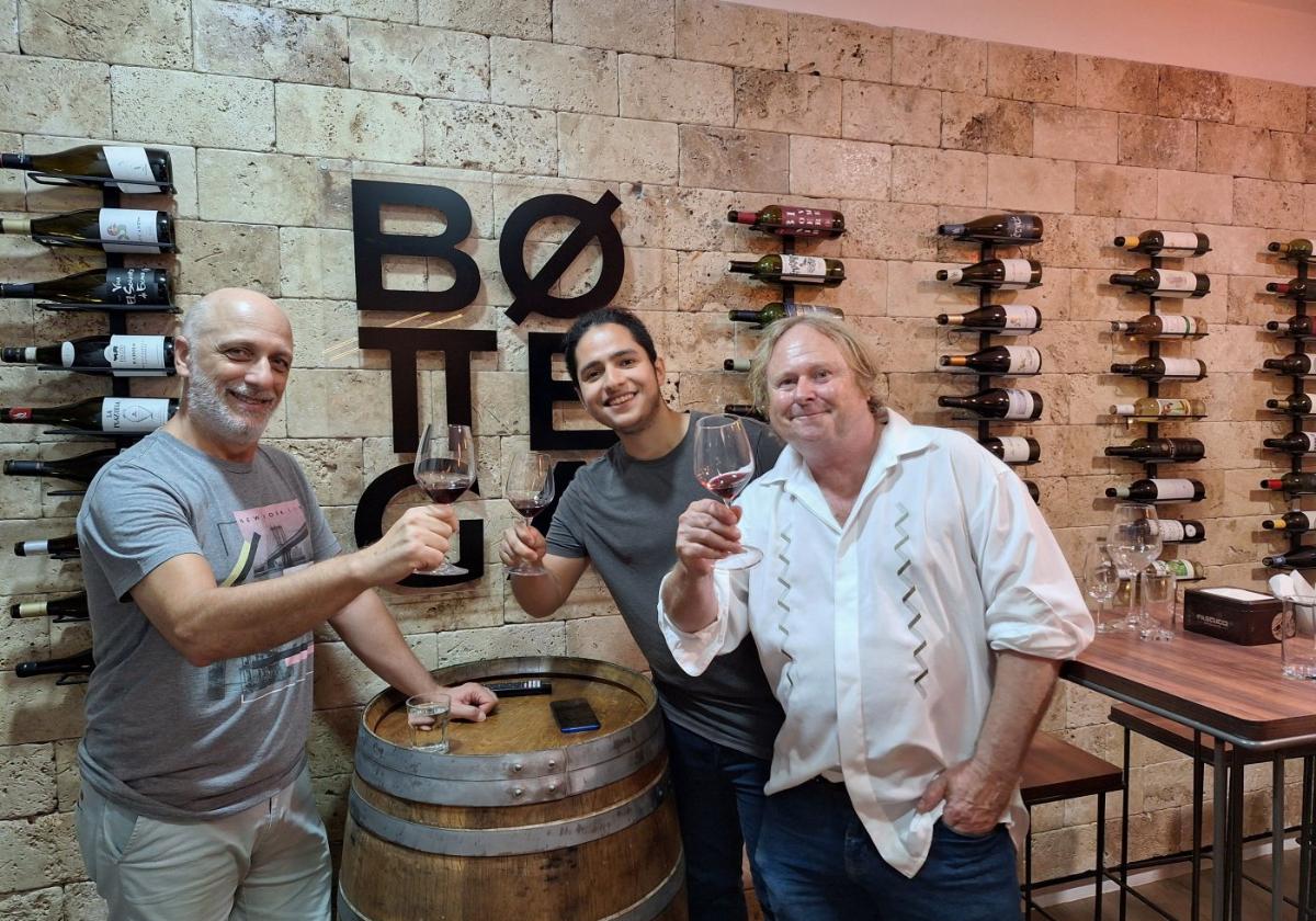 Ron Haarman (r.) mit Adrián Haladjian und Jesús Valero Paz in der Vinothek Bottega.