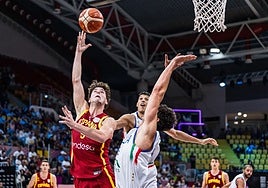 Saint-Supéry, bei einer Angriffsaktion im Spiel Spanien-Italien.