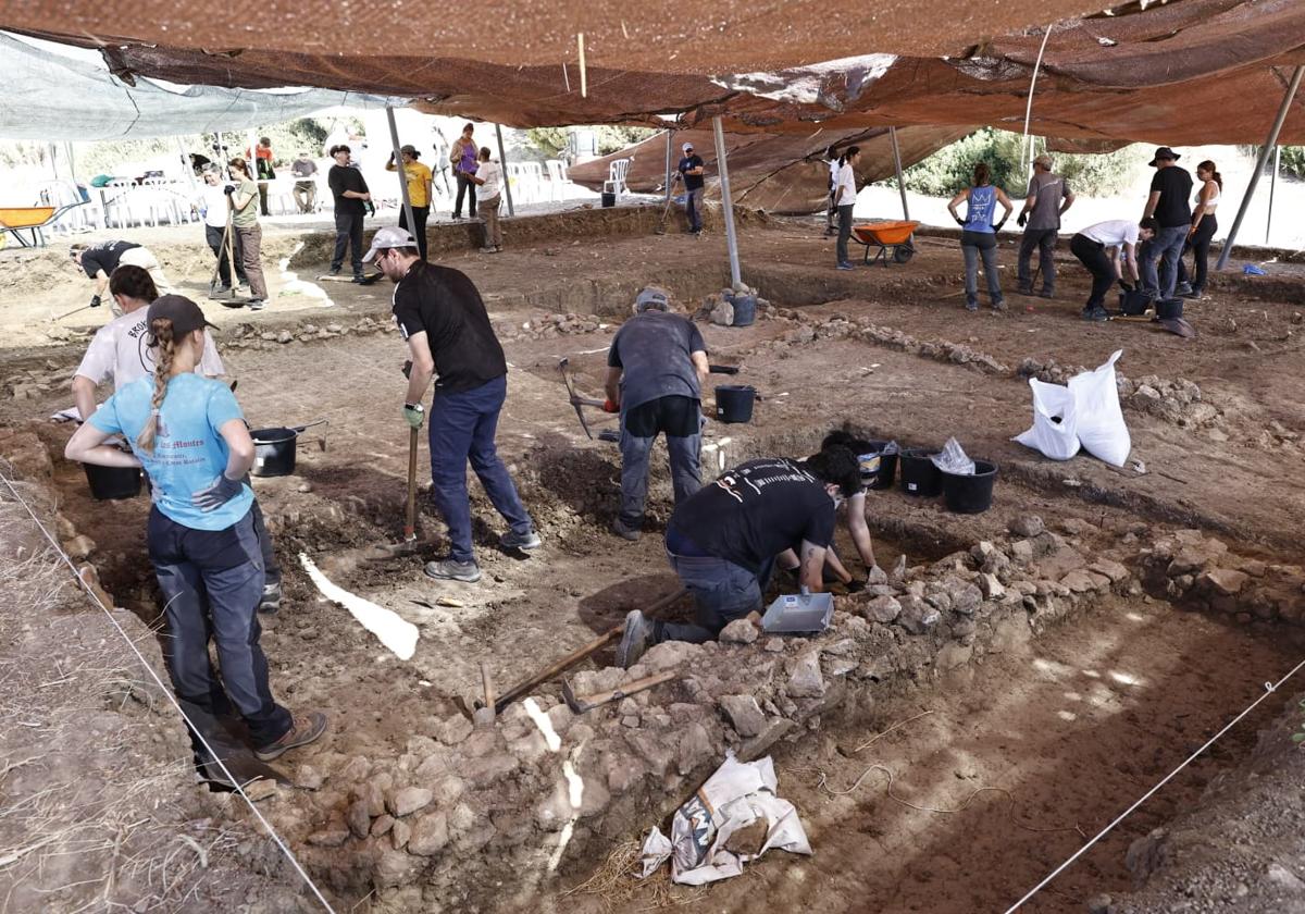 Archäologen und Freiwillige arbeiten in Cerro del Villar, einer der besterhaltenen Ausgrabungsstätten im Mittelmeerraum.