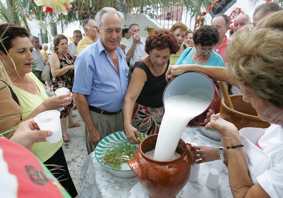Die kalte Mandelsuppe kann bei dem Fest gekostet werden.