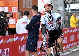 Der Spanier Ayuso in Larra Belagua in Navarra.