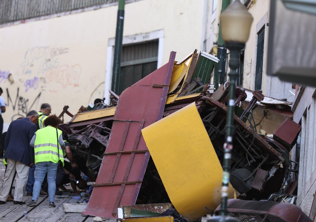Imagen secundaria 1 - Techniker und Rettungskräfte an der Unglücksstelle