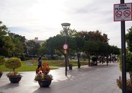 Einer der Fußgängerbereiche, in denen Elektroroller und Fahrräder verboten sind.