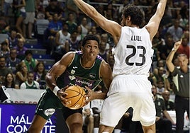 Tyson Pérez versucht, von Llull wegzukommen.