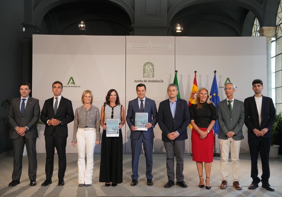 Juanma Moreno und Rocío Díaz mit dem Gesetzentwurf im Palacio San Telmo in Sevilla.