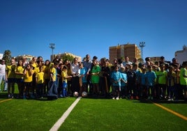 Bürgermeister Lara mit Kindern bei der Eröffnung.