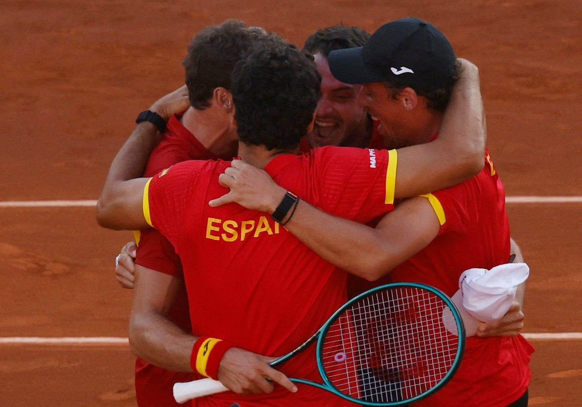Die spanische Mannschaft feiert ihren Einzug in die Final 8, nachdem Carreño das fünfte Spiel gewonnen hat.