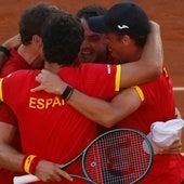 Die spanische Mannschaft feiert ihren Einzug in die Final 8, nachdem Carreño das fünfte Spiel gewonnen hat.