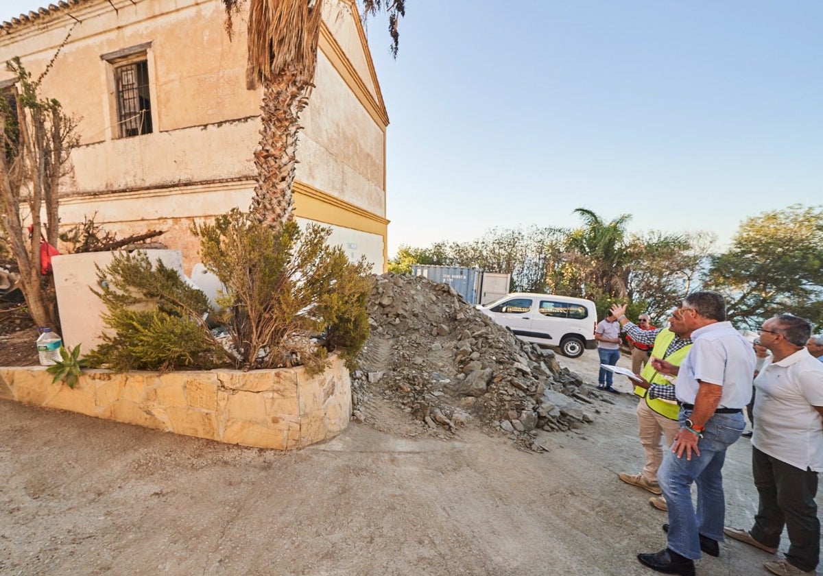Der Bürgermeister von Nerja, José Alberto Armijo, bei einem Besuch vor Ort.