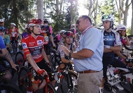 Der UCI-Kommissär informiert Jonas Vingegaard und die anderen Fahrer über das vorzeitige Ende der Vuelta a España.