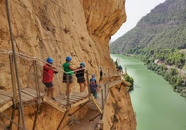 Der Steig durch die Schlucht Desfiladero de los Gaitanes ist gut gesichert. Als Schutz gegen sehr seltenen Steinschlag müssen die Besucher Helme tragen.