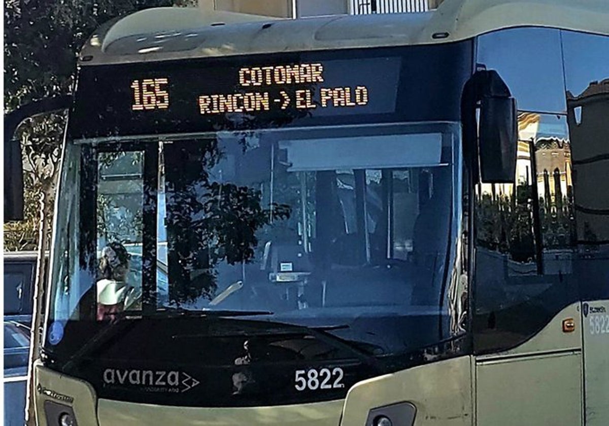 Buslinie M-165 während einer Fahrt.