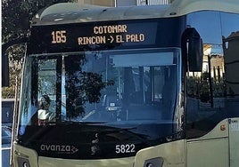 Buslinie M-165 während einer Fahrt.