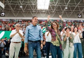 Josele Agilar, Pedro Sánchez und María Jesús Montero beim Meeting der PSOE in Málaga.