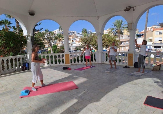 J. Brückner (l.) bei einem Kurs im Strandpavillon von Torre del Mar.