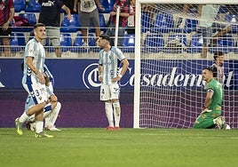 Málagas Spieler können das späte Gegentor nicht fassen.