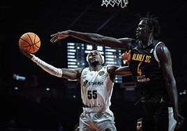 Perry versucht, den langen Armen von Maker in einer Kampfaktion auszuweichen.