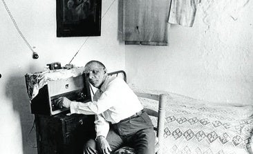 Manuel Cortés mit dem Radio, seine wichtigste Informationsquelle während der 30 Jahrein seinem Versteck.