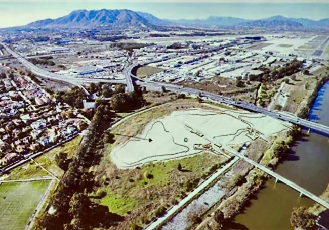 EIn Gelb ist der Umriss der ehemaligen Insel Cerro del Villar dargestellt, die heute an der Mündung des Flusses Guadalhorce liegt. Der Pfeil zeigt die Lage der Salzbecken an.