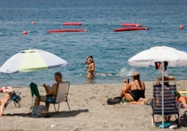 Junta de Andalucía schließt erneut den Strand La Charca in Salobreña wegen Abwässern