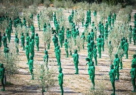 Kunstaktion mit Hunderten Nackten: Körperkunst im Olivenhain von Granada