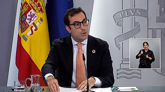 Wirtschaftsminister Carlos Cuerpo bei der Pessekonferenz zum Waffenembargo.