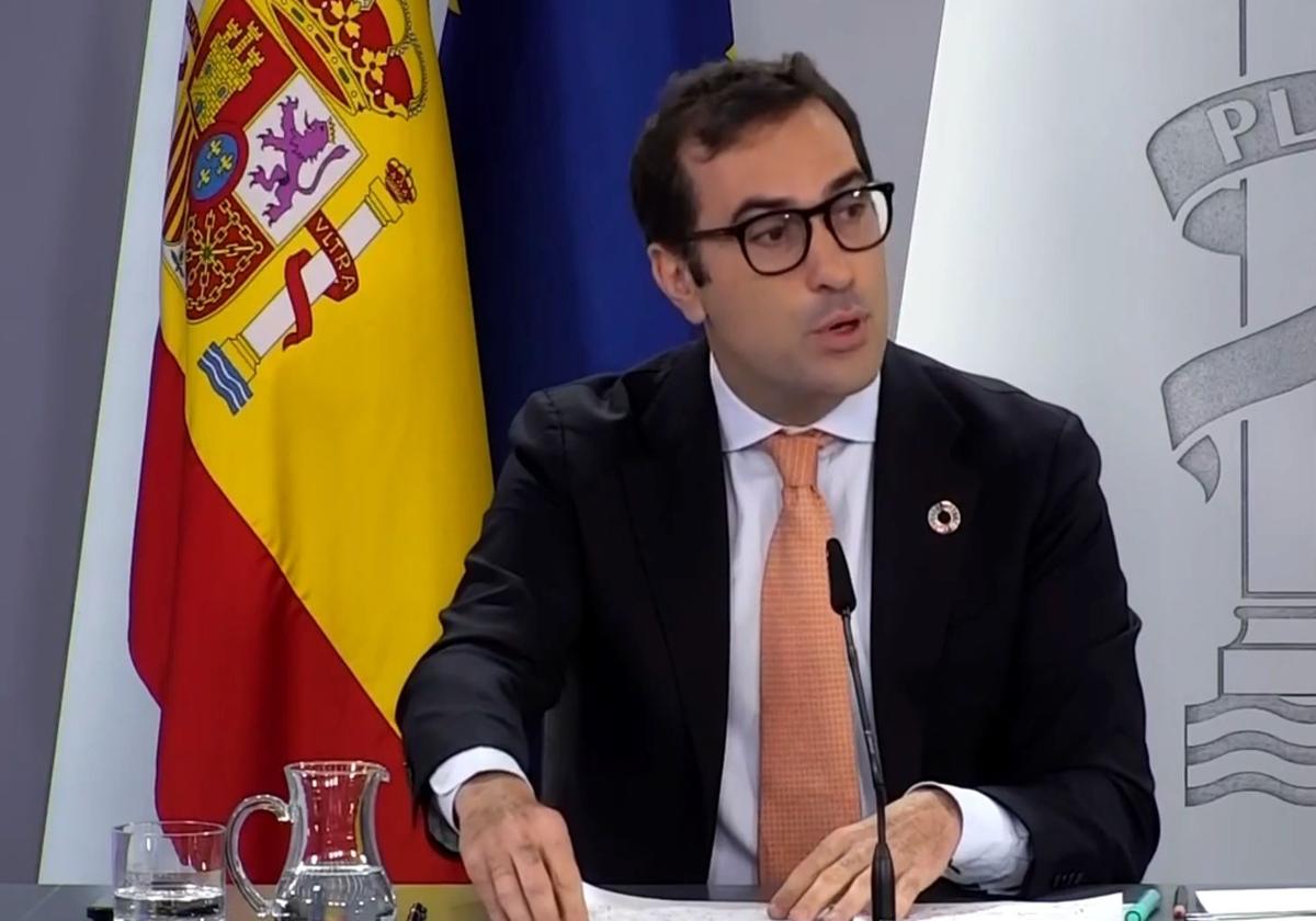 Wirtschaftsminister Carlos Cuerpo bei der Pessekonferenz zum Waffenembargo.