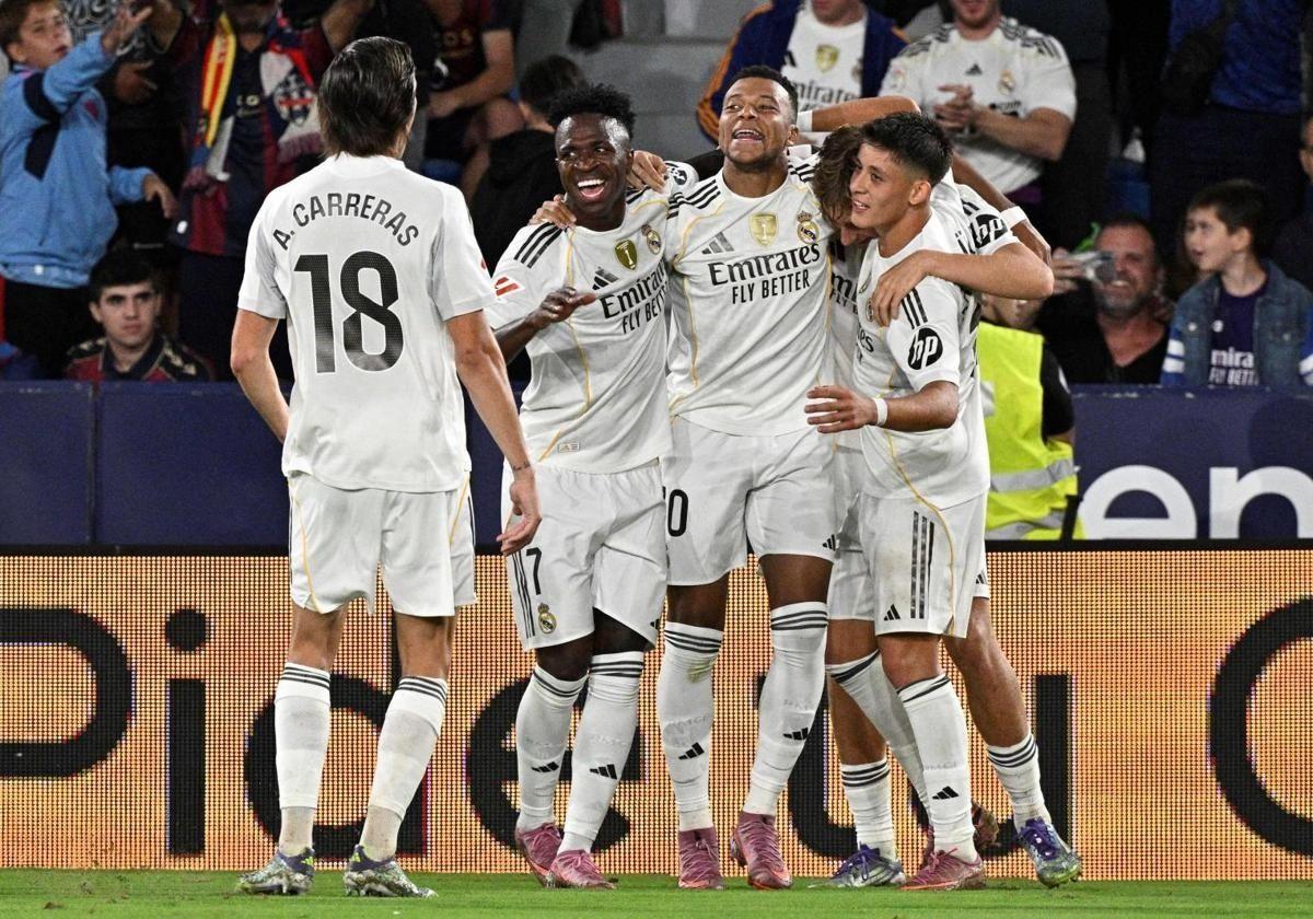 MBappe, der zwei Tore geschossen hat, feiert eines davon mit seinen Manschaftskollegen.