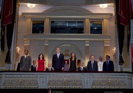 Die Könige auf der Tribüne des Teatro Real vor einer Vorstellung.