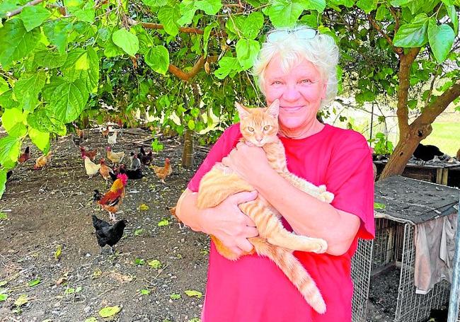 Connie Otto mit einer der aufgenommenen Katzen.