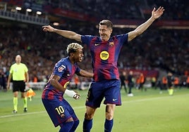 Lamine Yamal und Robert Lewandowski feiern das Tor des Polen gegen Real Madrid.