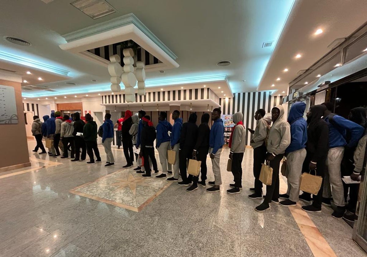 Migranten, die im Urban Beach Hotel in Torrox-Costa übernachten.
