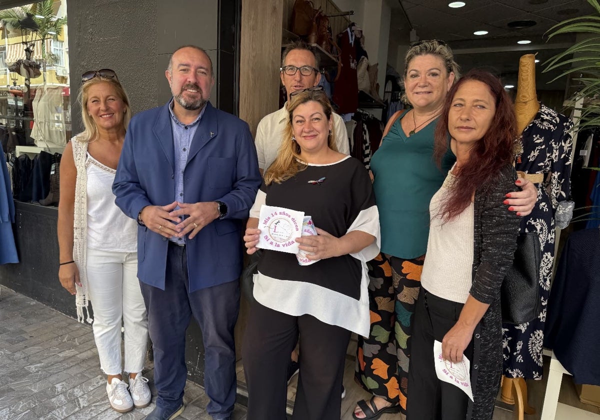 Die Familie hat über den Verein El Vuelo de las Libélulas in Zusammenarbeit mit den Ladenbesitzern und mit Unterstützung der Stadtverwaltung eine Spendenaktion gestartet.