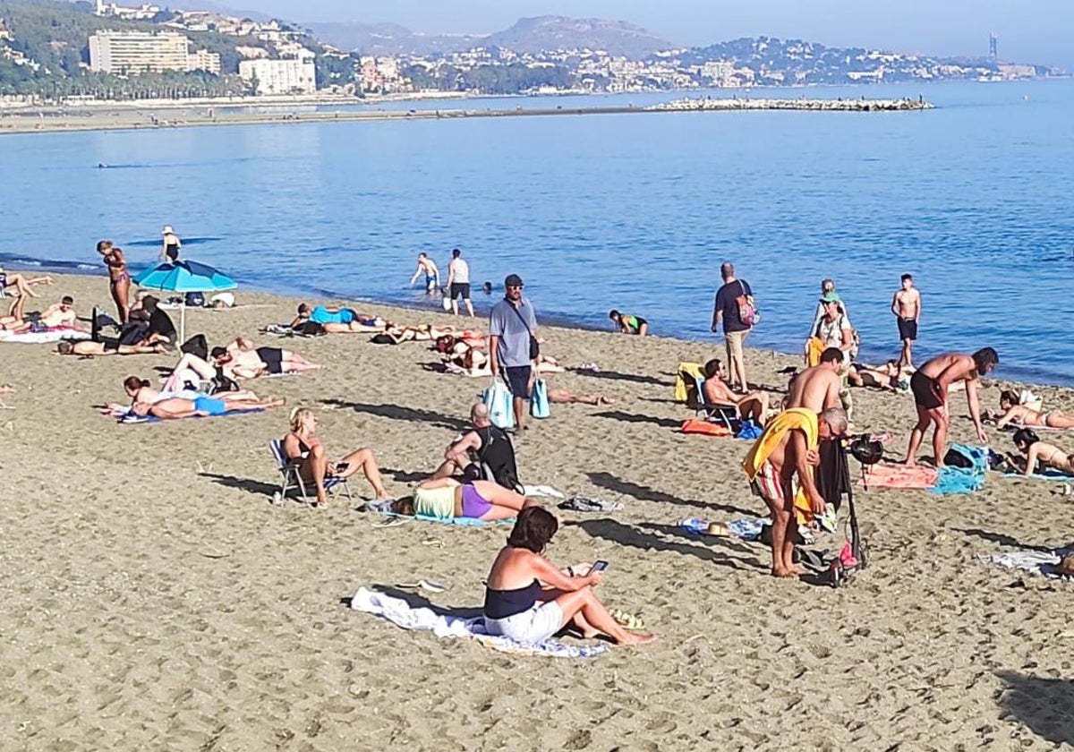 Voller Strand in Málaga im letzten Herbst.