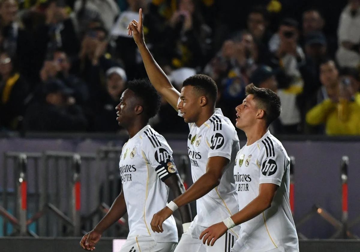 Kylian Mbappé feiert mit Mitspielern sein zweites Tor.