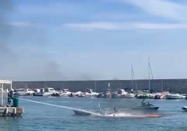 Feuerwehrleute aus Fuengirola löschten das Feuer im Boot.