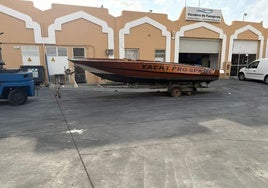 Das beschädigte Touristenboot wurde geborgen und aus den Gewässern des Hafens von Fuengirola entfernt.